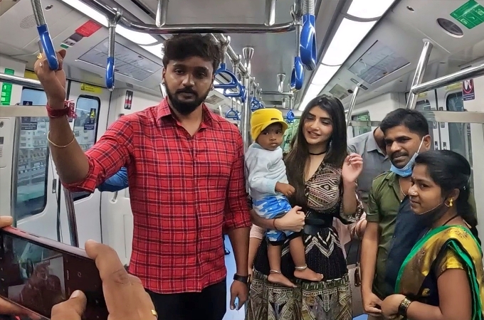 By two love movie team travelled in metro for their film promotion