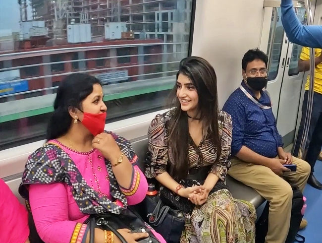 By two love movie team travelled in metro for their film promotion