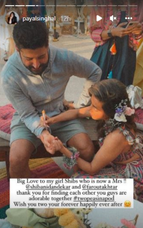 Shibani Dandekar applies henna on Farhan Akhtar's palm