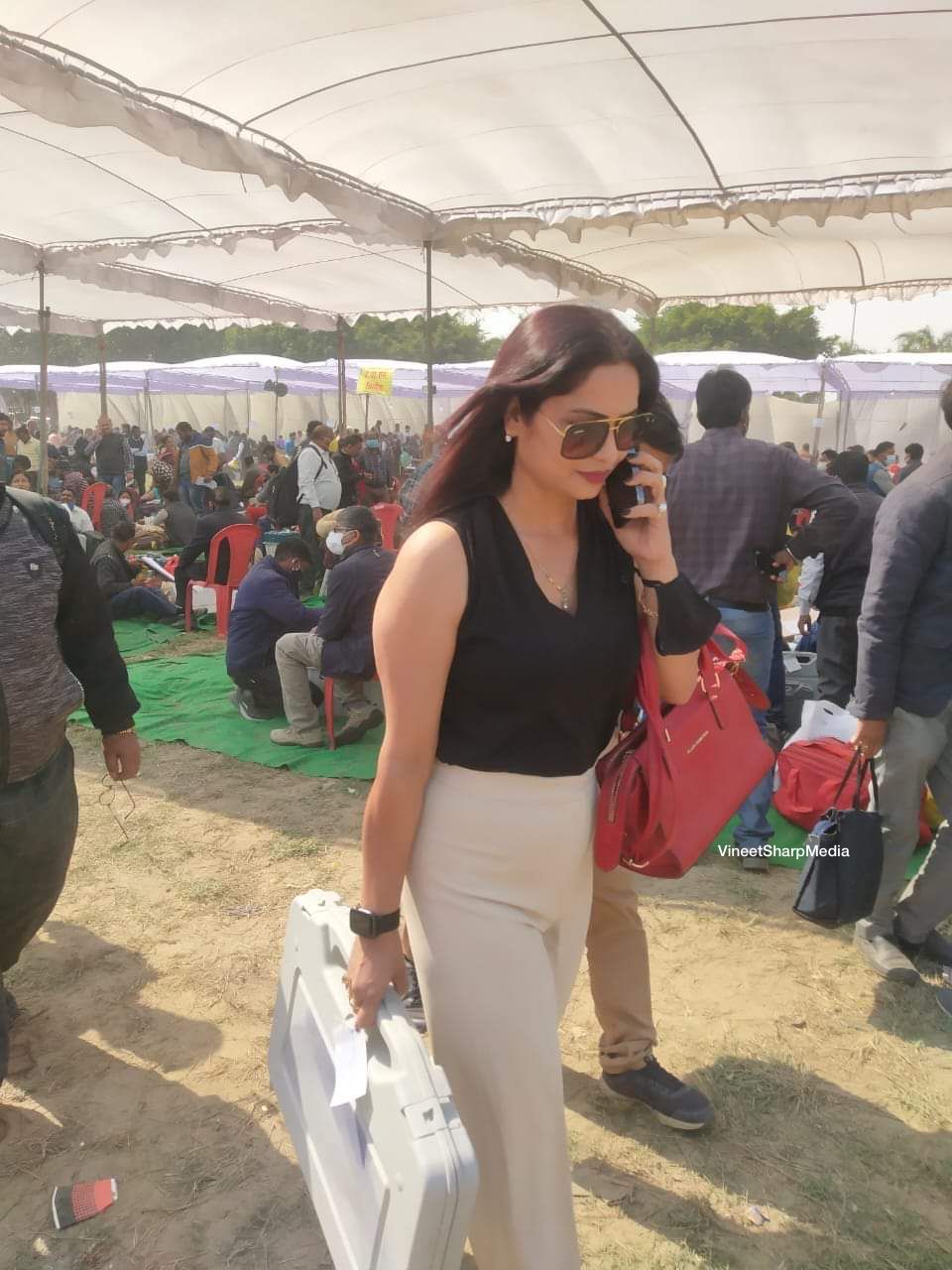 lucknow-polling-officer-reena-dwivedi-appeared-in-western-outfit