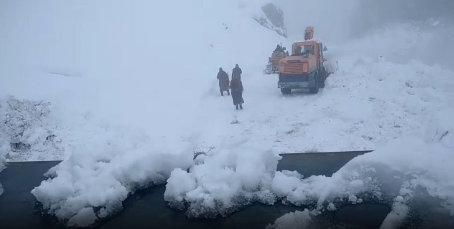 Snow removal work on Sonamarg road completed