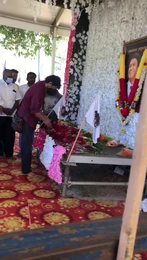 Tamil actor Vijay paid homage to puneeth rajkumar tomb