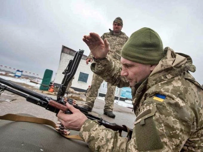 Russian attack Photos  Russian attack News  boxing champion Vitali Klitschko  Vitali Klitschko viral Pic  former boxer Vitali Klitschko  रूसी आक्रमण  पूर्व बॉक्सर विटाली क्लिट्स्को  क्लिट्स्को की तस्वीरें वायरल  रूसी वार  रूसी आक्रमण की तस्वीरें वायरल