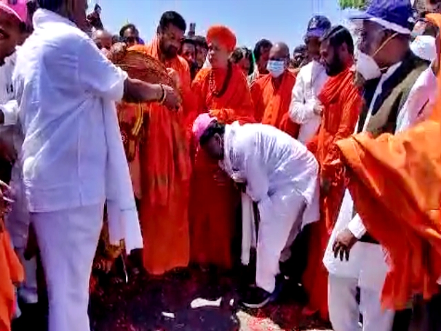 Murugha Mutt Swamiji support Congress Mekedatu Padayatre