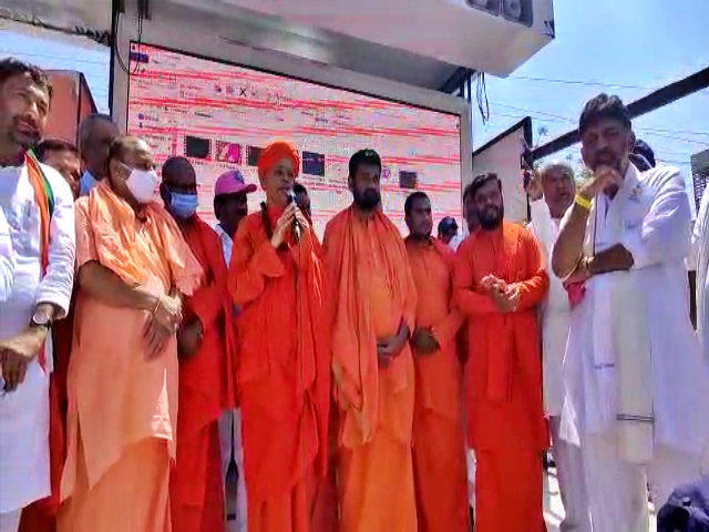 Murugha Mutt Swamiji support Congress Mekedatu Padayatre