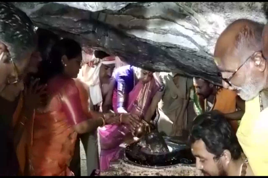 Minister Errabelli couple conducting pujas at Sri Someshwara Lakshmi Narasimha Swamy  Temple