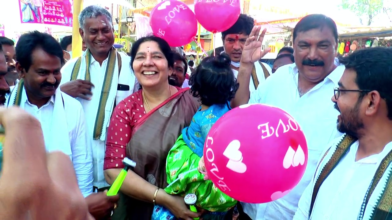 Sathyavathi Rathod at temple: