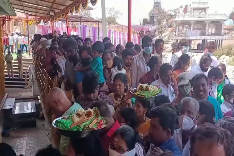 Crowds of devotees in the queuelines for the visit of the Goddess