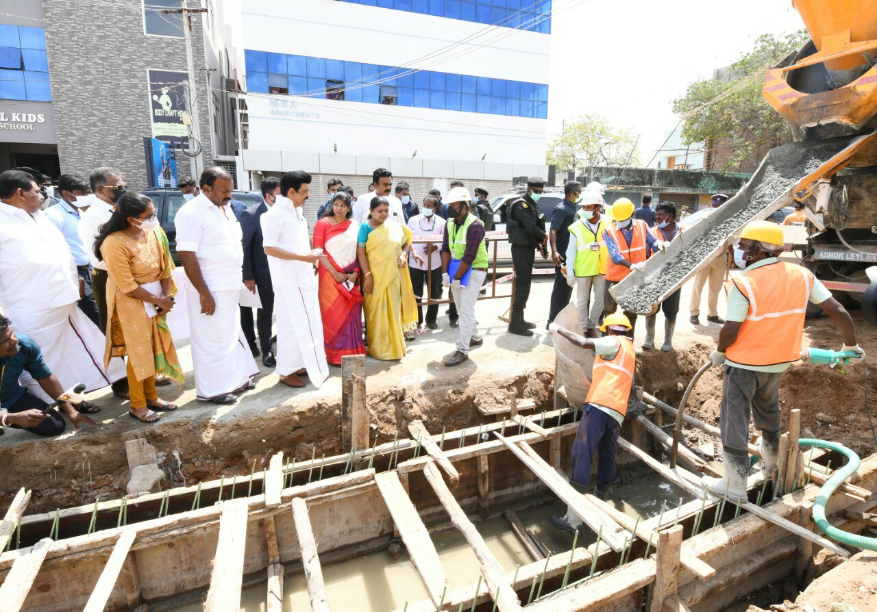 தூத்துகுடியின் பாதிக்கப்பட்ட சாலைகளை சீரமைக்கும் பணிகளை முதலமைச்சர் ஆய்வு