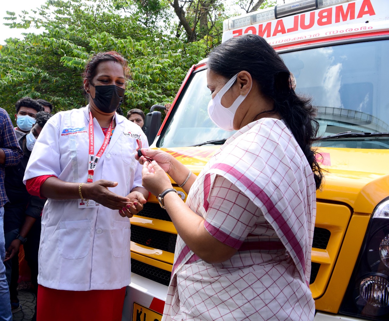 Kottayam Deepa mohan as 108 ambulance driver  Deepa mohan as 108 ambulance driver received key from Health Minister  Deepamol received kaniv 108 ambulance key from veena george  കനിവ് 108 ആംബുലന്‍സ് ഡ്രൈവറായി ദീപമോഹൻ  ആരോഗ്യമന്ത്രി വീണ ജോർജിൽ നിന്ന് താക്കോല്‍ ഏറ്റുവാങ്ങി ദീപ  വനിതാദിനത്തില്‍ ആംബുലന്‍സ് ഡ്രൈവറായി ദീപമോഹൻ  108 ആംബുലന്‍സ് ഡ്രൈവറായി ആദ്യവനിത  കോട്ടയം മേമുറി പാലപ്പറമ്പില്‍ വീട്ടില്‍ ദീപ  first woman deepa mohan became ambulance driver