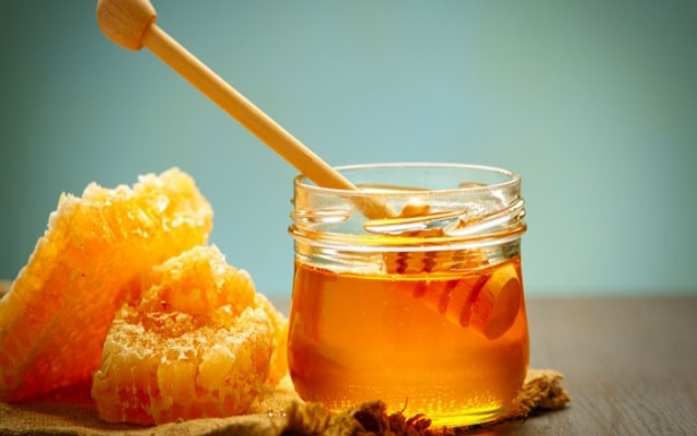 How is Honey good for overall health  what combinations of honey are good for health  medicinal benefits of honey  ஆரோக்கியத்தில் தேனின் பங்கு  தேனின் நன்மைகள்  இதற பொருள்களுடன் தேனின் தன்மை  எலுமிச்சையுடன் தேன்  உலர் பேரீச்சம்பழம் மற்றும் தேன்  வெந்தையத்துட தேன்