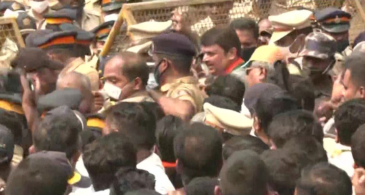 प्रदर्शन कर रहे भाजपा ने हिरासत में