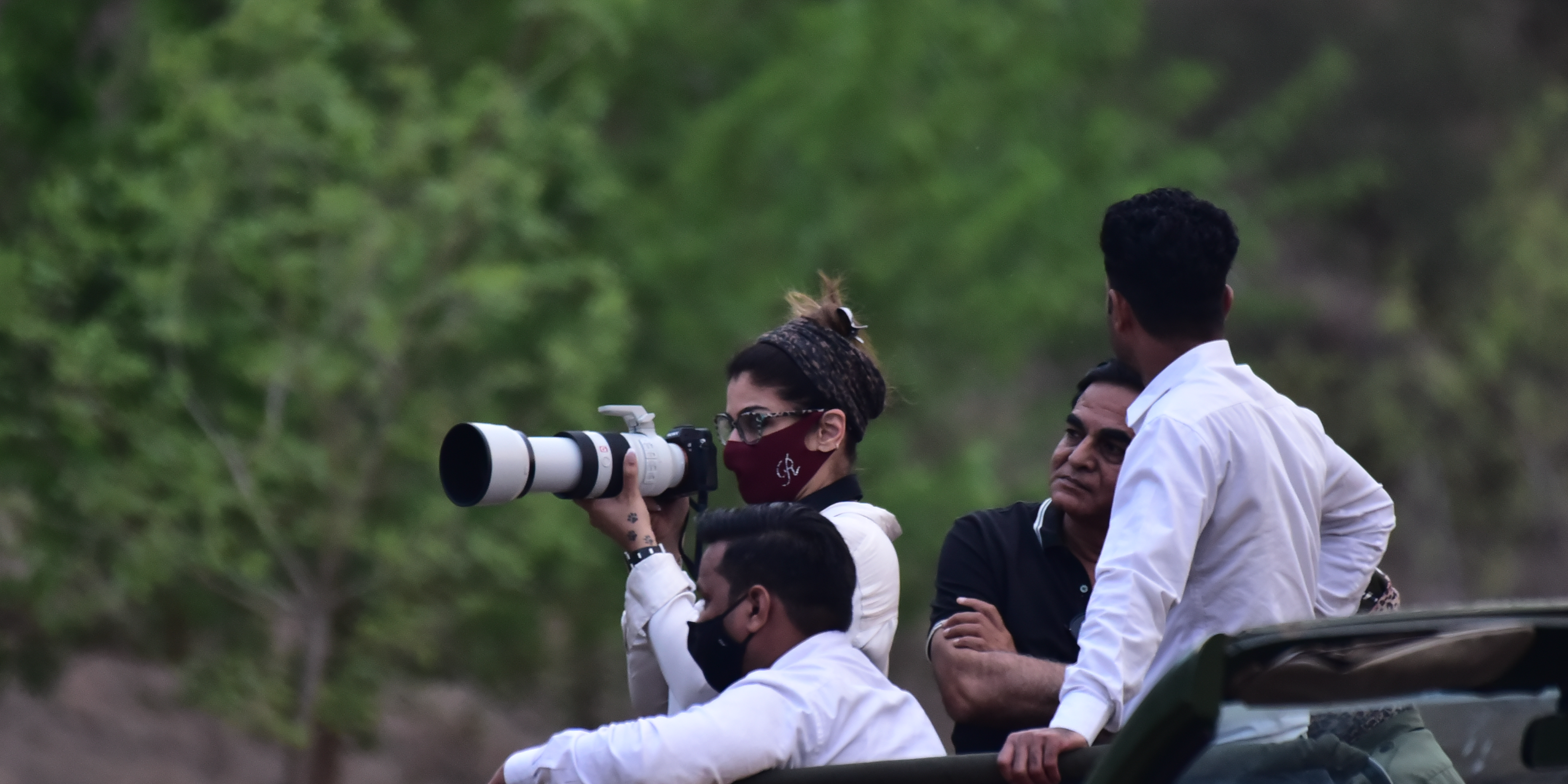 raveena-tandon-and-sanjay-dutt-in-jhalana-safari-park