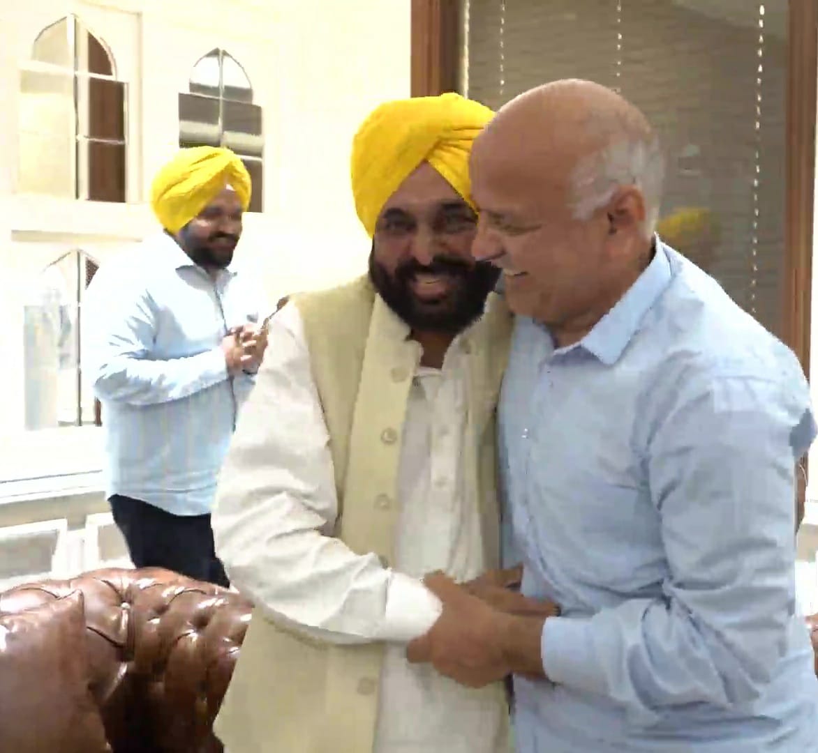 Bhagwant Mann arrives to meet AAP national convener Kejriwal after winning Punjab elections