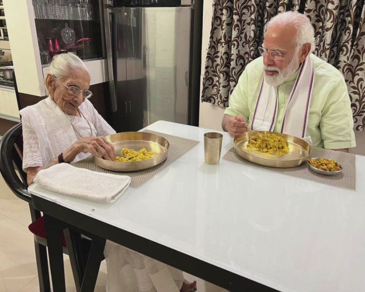 માતા હીરાબા સાથે PM મોદીએ ભોજન લીધું.