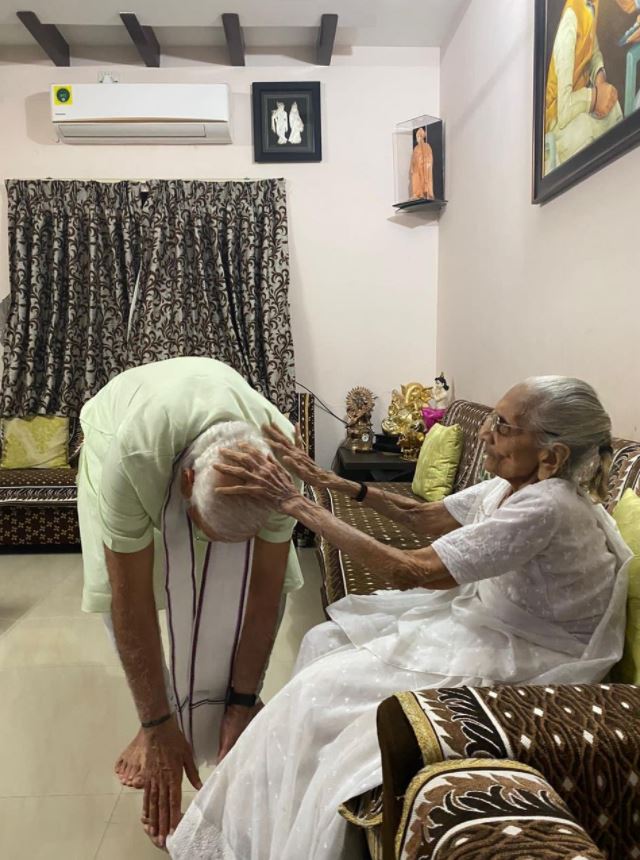 प्रधानमंत्री नरेंद्र मोदी अपनी मां से मिले