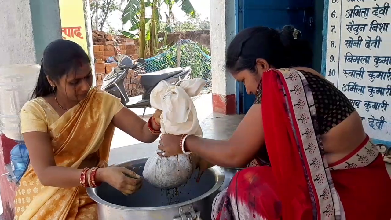 herbal-gulal-on-holi-women-of-hazaribag-making-gulal-of-flowers-and-sandalwood