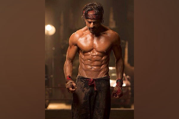 Shah Rukh Khan flaunts his ripped abs in leaked shirtless picture from 'Pathaan' sets, fans applaud