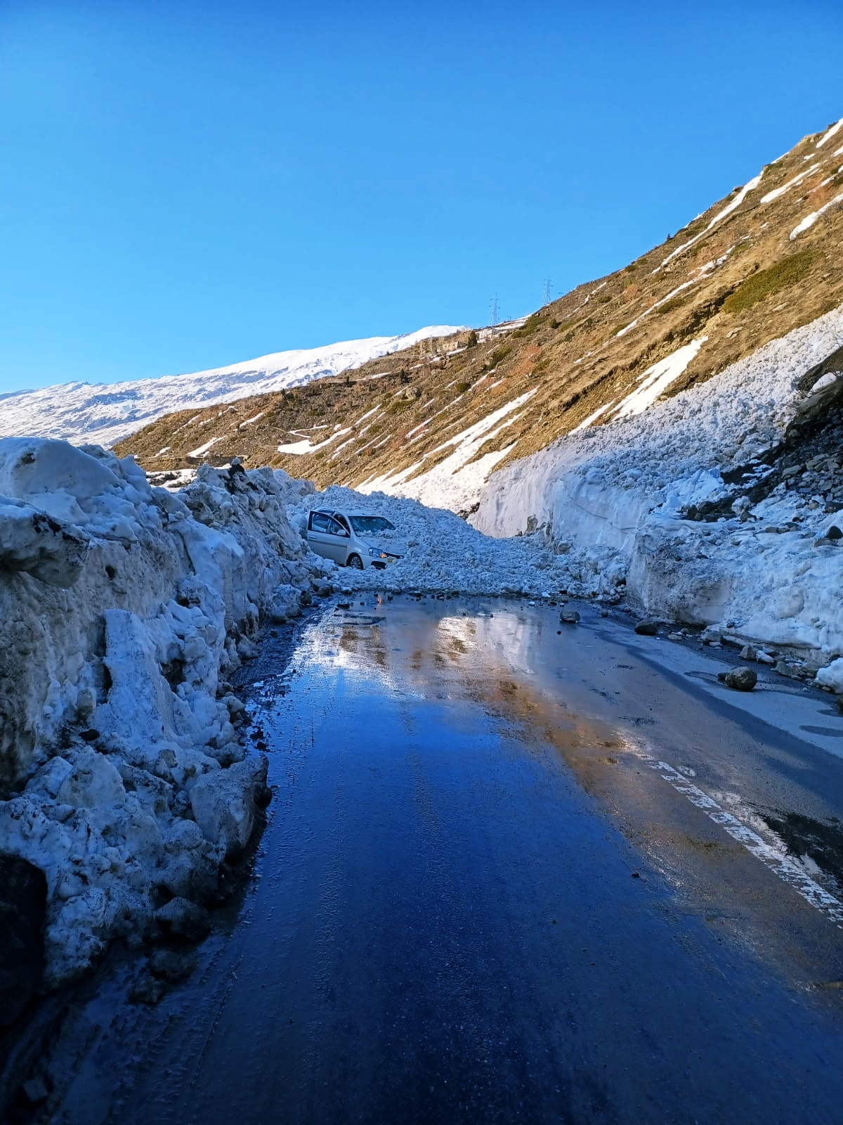 Avalanche in lahaul spiti