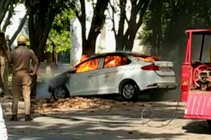 Fire Broke Out In A Car At AMU Campus: اے ایم یو کیمپس میں کھڑی کار میں آگ لگنے سے افرا تفری