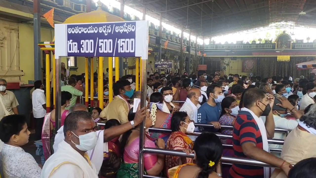 Crowds of devotees in the culinaries