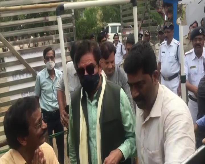 Shatrughan Sinha files nomination