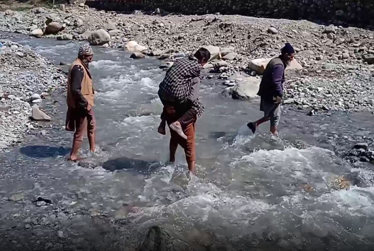 People Seprived of Roads in Tral