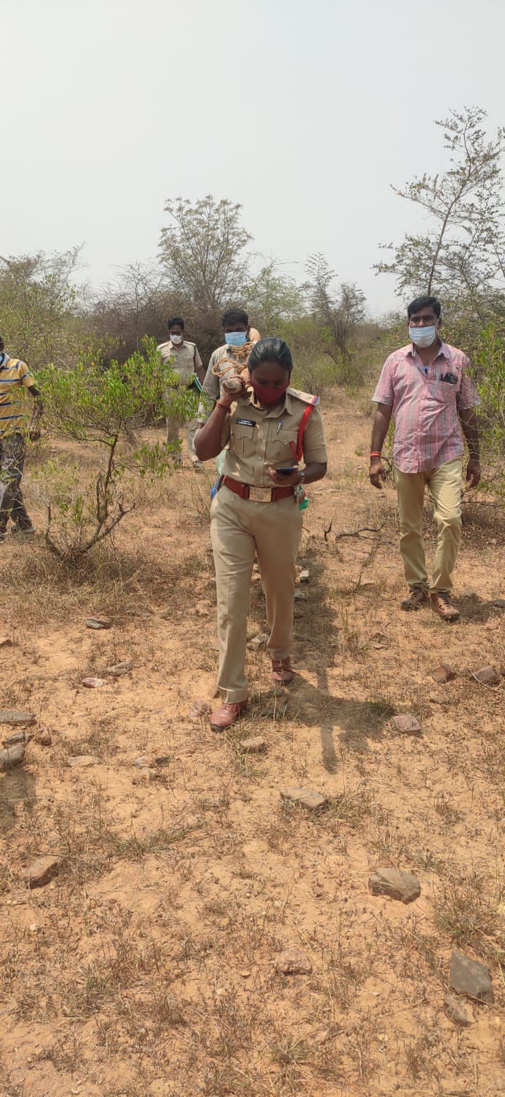 woman SI walked 5 km carrying dead body on shoulder