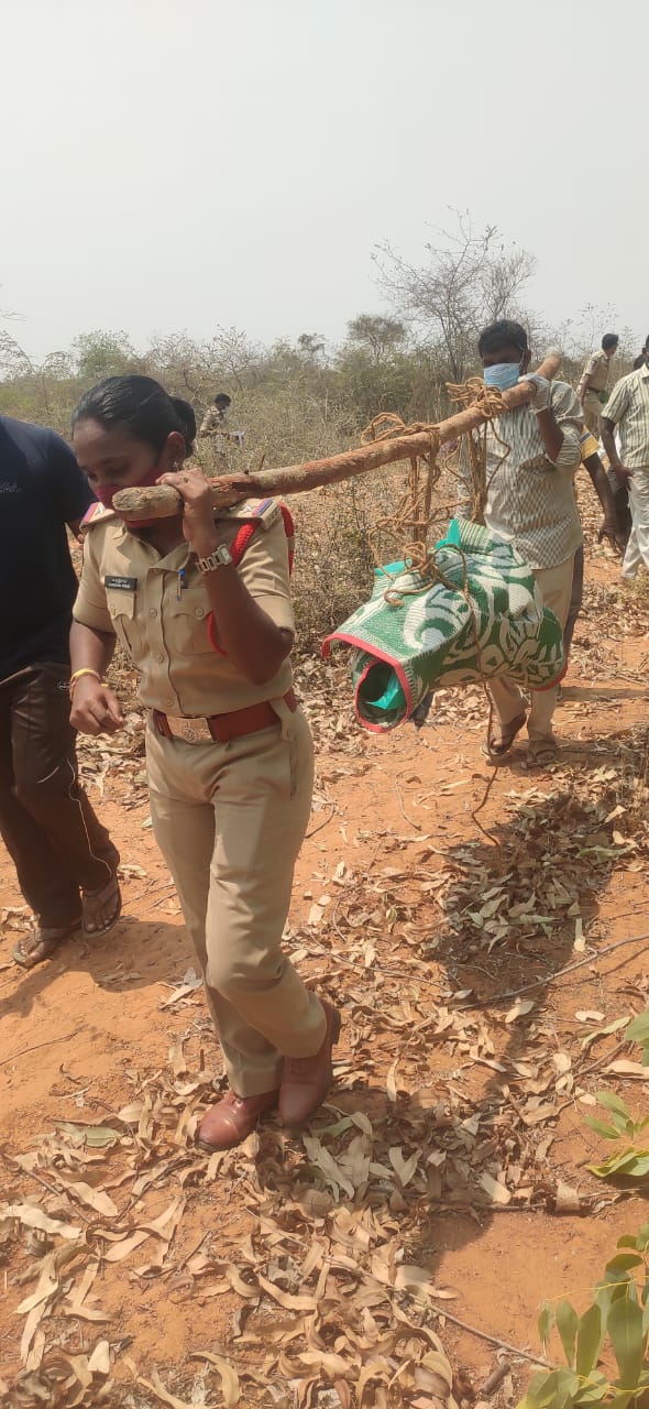 woman SI walked 5 km carrying dead body on shoulder