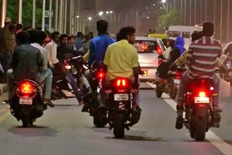 bike adventure were arrested  bike adventure  bike adventure and bike seized in chennai  பைக் சாகசம்  பைக் சாகசத்தில் ஈடுபட்ட 18 பேர் கைது  பைக் சாகசத்தில் ஈடுபட்டவர்கள் கைது  செனையில் பைக் சாகசத்தில் ஈடுபட்டவர்கள் கைது