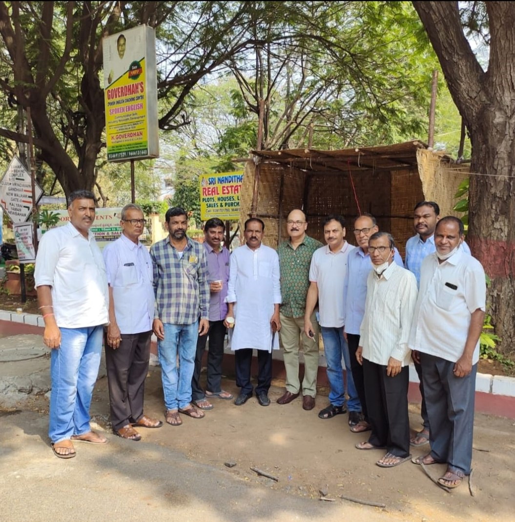 కాలనీ వాసులతో ఈటీవీ భారత్​ వైస్​ ప్రెసిడెంట్​