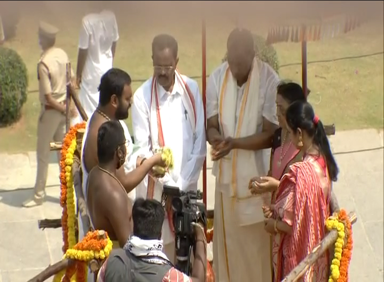 Started Yadadri Temple Reopening process and cm kcr is the first devotee to start