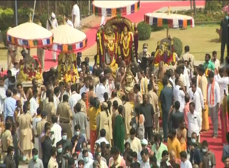 started-yadadri-temple-reopening-process-and-cm-kcr-is-the-first-devotee-to-start