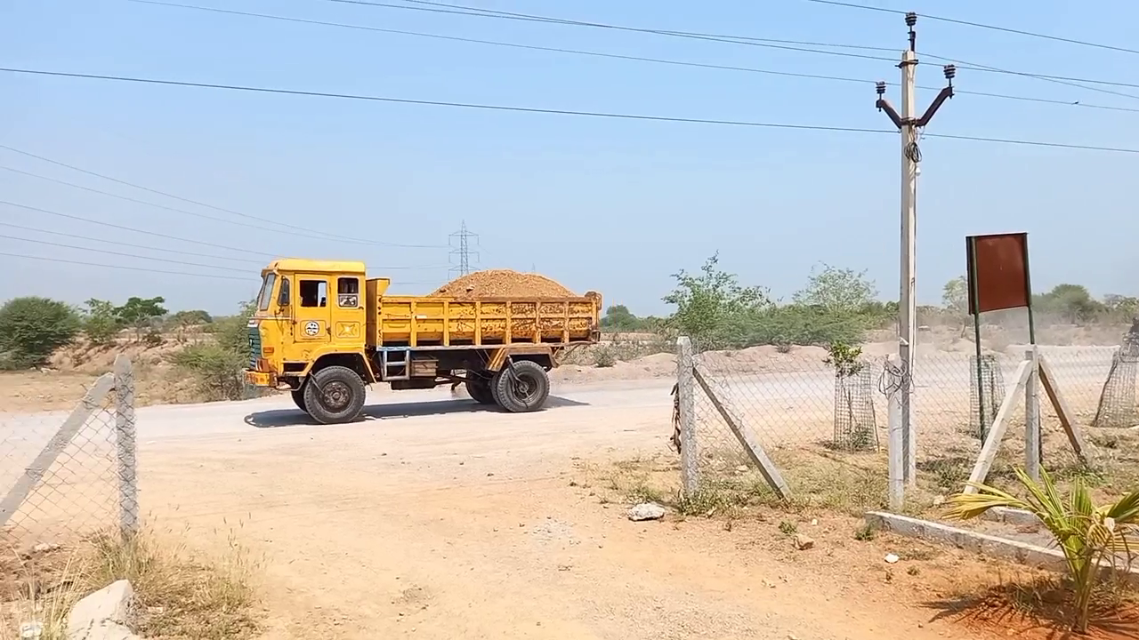 Moving mud in tippers