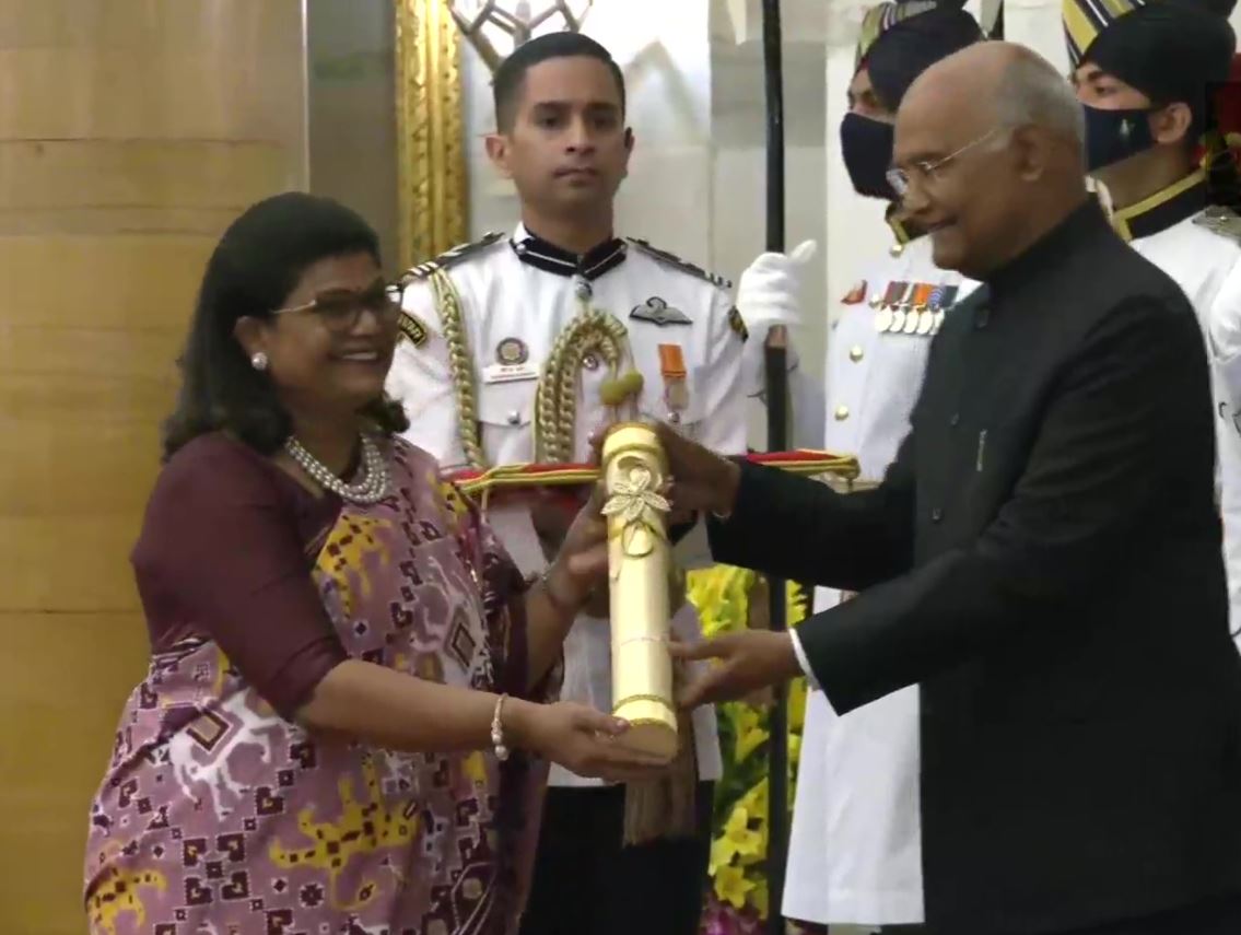 राष्ट्रपति रामनाथ कोविंद से पद्म भूषण पुरस्कार प्राप्त करतीं भारत बायोटेक की ज्वाइंट एमी सुचित्रा एला