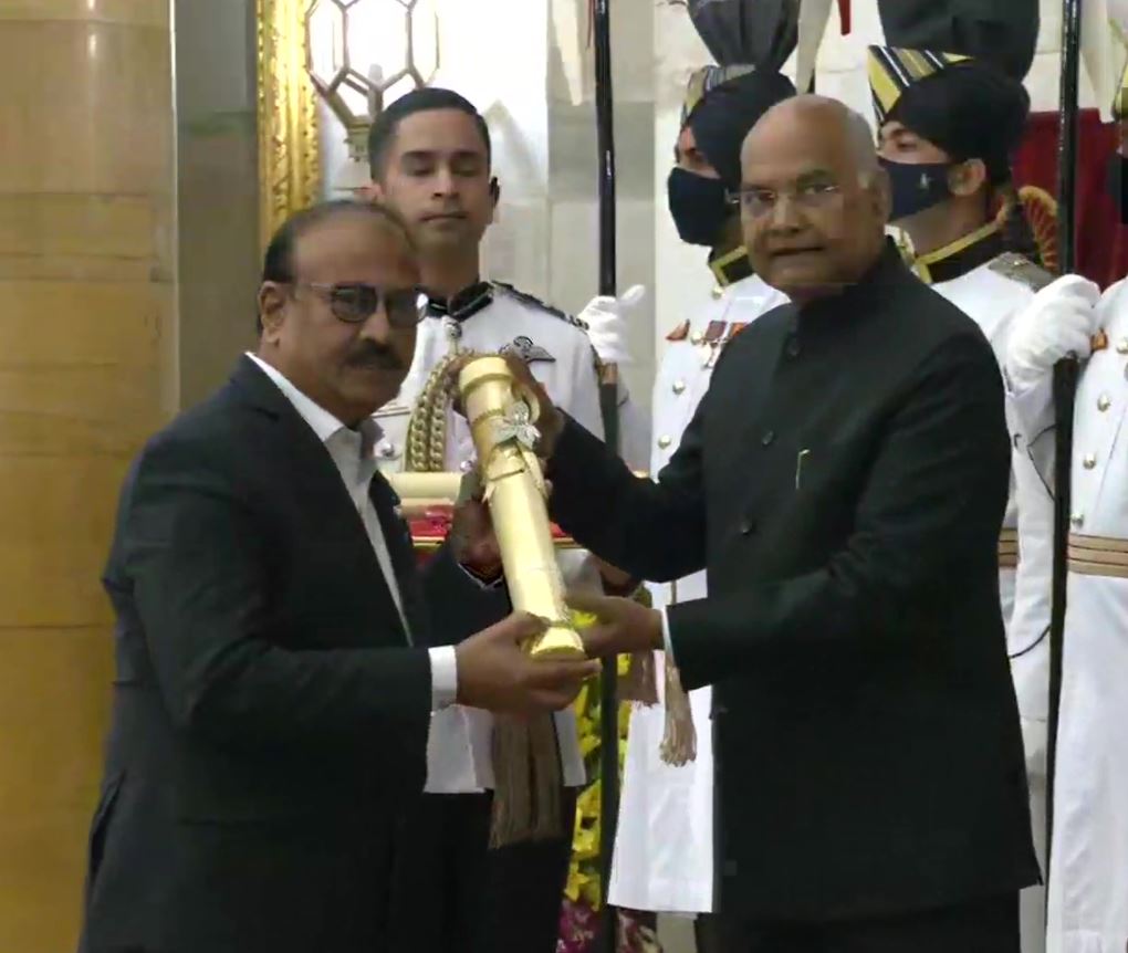 राष्ट्रपति रामनाथ कोविंद से पद्म भूषण पुरस्कार प्राप्त करते भारत बायोटेक के एमी डॉ कृष्णा एला
