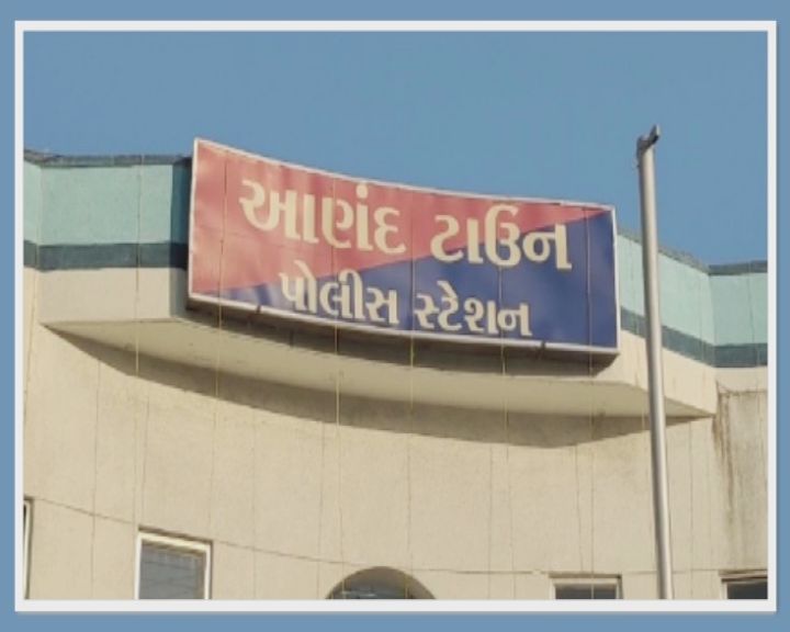 પોલીસે સામરખા ચોકડી પાસે(Police at Samarkha Chokdi) એક ફોર વ્હીલરને અટકાવીને તપાસ(Investigation the four wheeler) કરતા કારમાથી જુદી જુદી કંપનીઓના કુલ 82 મોબાઈલ ફોનો મળી આવ્યા હતા.