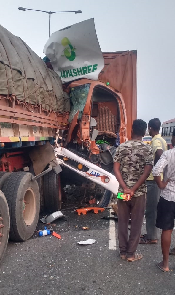 lorry-driver-dead-in-accident-near-hiriyooru