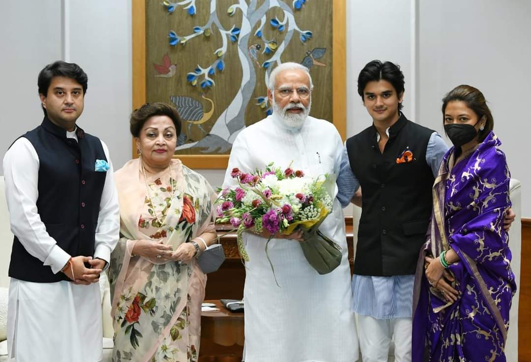 scindia met pm narendra modi with family