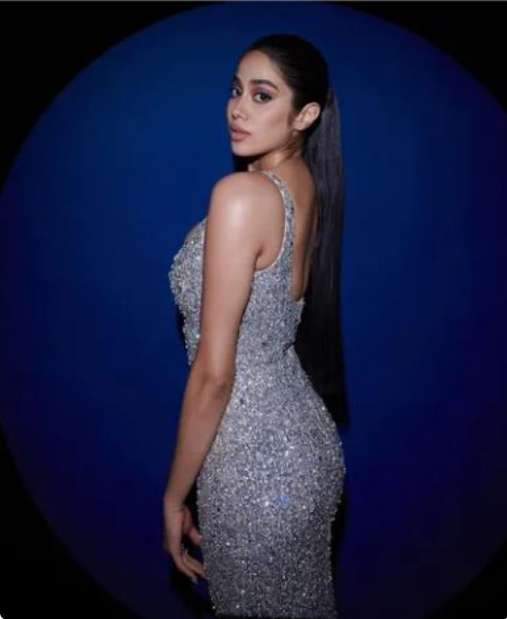 Janhvi Kapoor makes fashion statement in shimmery silver ensemble  Janvi Kapoor posts pictures on Instagaram  janhvi kapoor next project  ജാന്‍വി കപൂറിന്‍റെ ഇന്‍സ്റ്റഗ്രാം ചിത്രങ്ങള്‍  ജാന്‍വി കപൂറിന്‍റെ അടുത്ത ചിത്രം