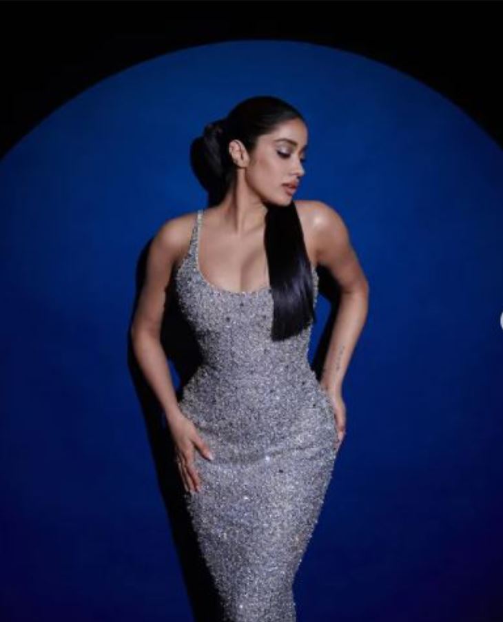 Janhvi Kapoor makes fashion statement in shimmery silver ensemble  Janvi Kapoor posts pictures on Instagaram  janhvi kapoor next project  ജാന്‍വി കപൂറിന്‍റെ ഇന്‍സ്റ്റഗ്രാം ചിത്രങ്ങള്‍  ജാന്‍വി കപൂറിന്‍റെ അടുത്ത ചിത്രം