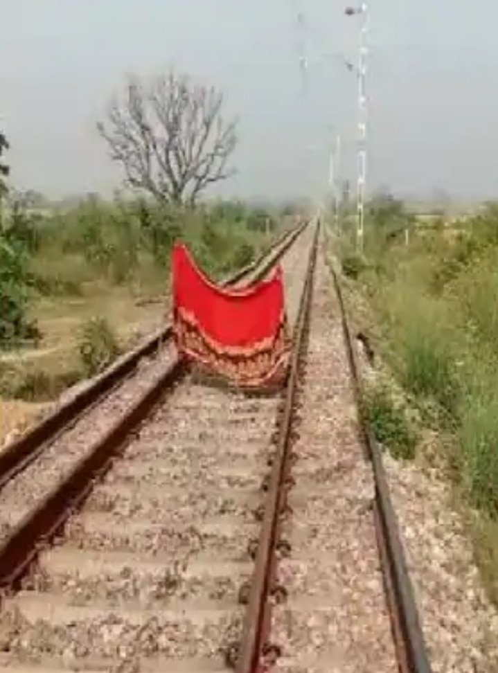woman-raises-red-saree-flag-to-avert-rail-accident-in-uttar-pradesh