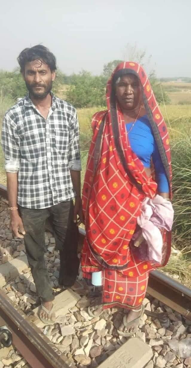 woman-raises-red-saree-flag-to-avert-rail-accident-in-uttar-pradesh