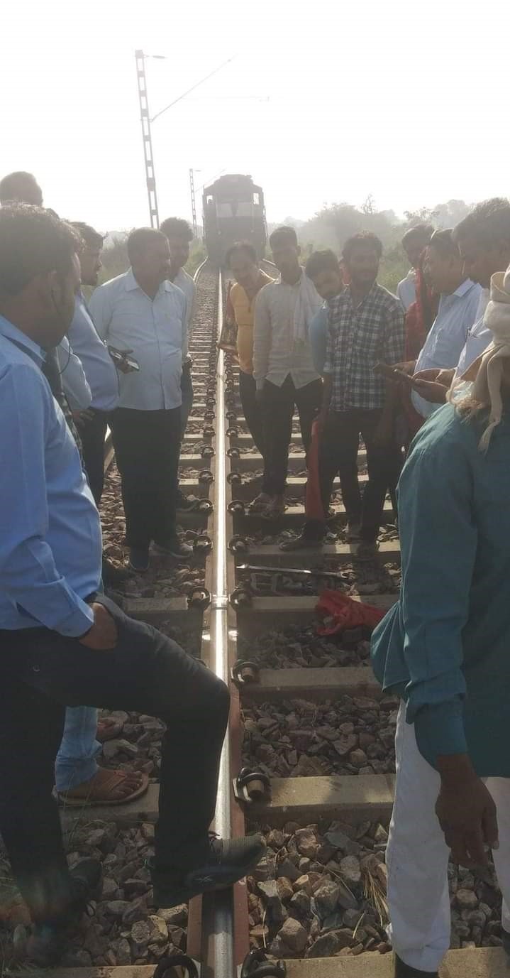 woman-raises-red-saree-flag-to-avert-rail-accident-in-uttar-pradesh