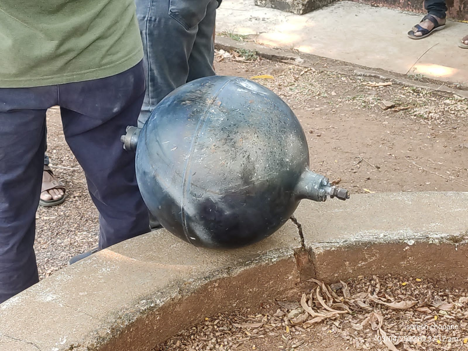 Iron ring and cylinder like object found in Chandrapur Maharashtra  Objects falling from sky found in Ladbori and Pawanpar  ആകാശത്ത് നിന്ന് ഭൂമിയിലേക്ക് അജ്ഞാത വസ്‌തുക്കൾ പതിച്ചു  ലോഹവളയവും സിലിണ്ടറിന് സമാനമായ അജ്ഞാത വസ്‌തുവും കണ്ടെത്തി  മാഹാരാഷ്‌ട്ര അജ്ഞാത വസ്‌തുക്കൾ കണ്ടെത്തി  സിന്ദേവഹി തഹസിൽ ആകാശത്ത് നിന്ന് ലോഹമോതിരം  ലാഡ്‌ബോറി പവൻപർ അജ്ഞാത വസ്‌തുക്കൾ  meteorites and pieces of rocket boosters found in Sindewahi tehsil