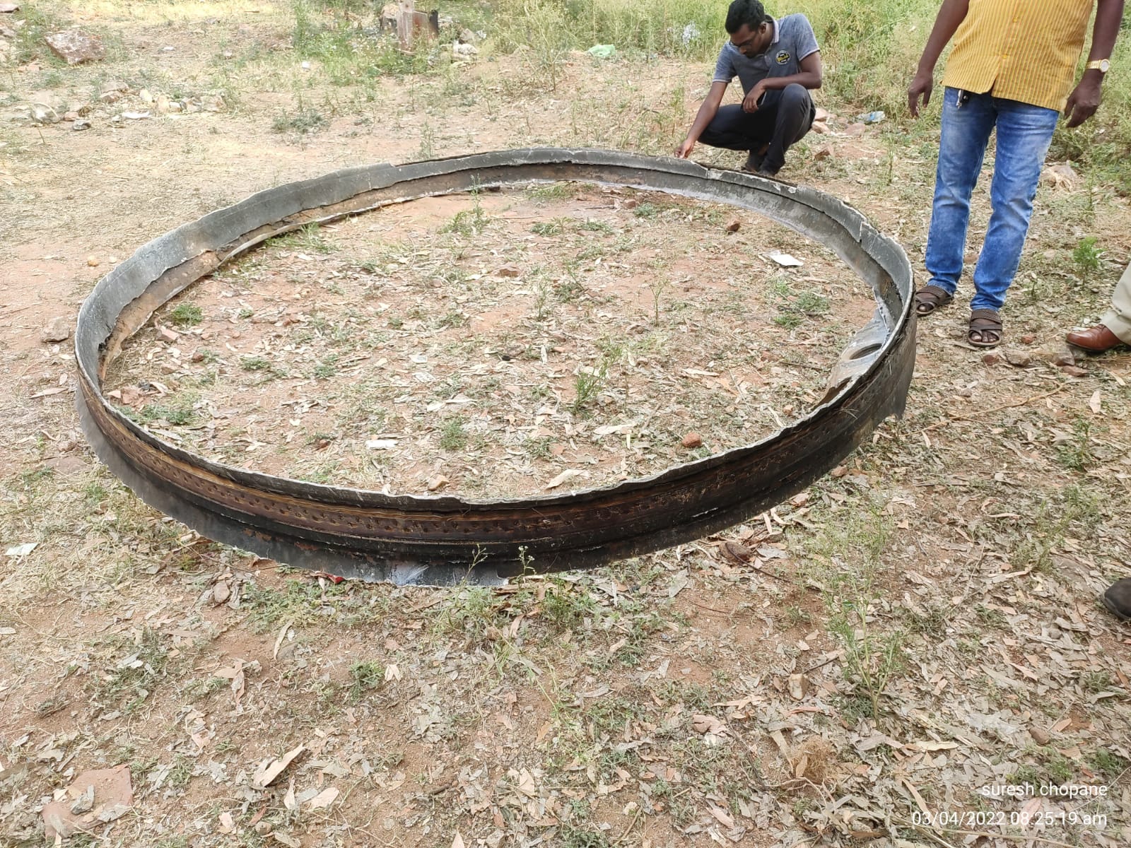 Iron ring and cylinder like object found in Chandrapur Maharashtra  Objects falling from sky found in Ladbori and Pawanpar  ആകാശത്ത് നിന്ന് ഭൂമിയിലേക്ക് അജ്ഞാത വസ്‌തുക്കൾ പതിച്ചു  ലോഹവളയവും സിലിണ്ടറിന് സമാനമായ അജ്ഞാത വസ്‌തുവും കണ്ടെത്തി  മാഹാരാഷ്‌ട്ര അജ്ഞാത വസ്‌തുക്കൾ കണ്ടെത്തി  സിന്ദേവഹി തഹസിൽ ആകാശത്ത് നിന്ന് ലോഹമോതിരം  ലാഡ്‌ബോറി പവൻപർ അജ്ഞാത വസ്‌തുക്കൾ  meteorites and pieces of rocket boosters found in Sindewahi tehsil