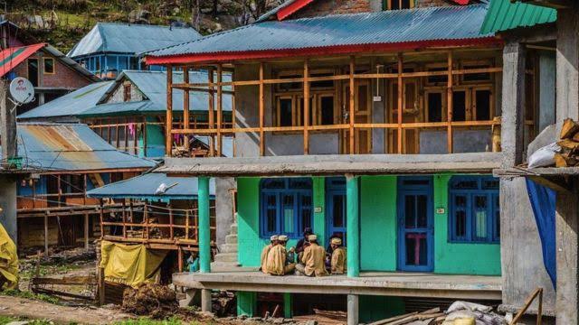 Malana village in Kulu  Malana village of Himachal  കൊവിഡ് തൊടാത്ത ഇന്ത്യന്‍ ഗ്രാമം  കുളുവില്‍ കാണേണ്ടത്  മലാന ഗ്രാമത്തിന്‍റെ പ്രത്യേകത  മലാന ഗ്രാമം  മലാന ക്രീം  മരം കൊണ്ടുള്ള വീടുകള്‍  മലാനയിലെ സംസ്കാരം