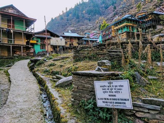 Malana village in Kulu  Malana village of Himachal  കൊവിഡ് തൊടാത്ത ഇന്ത്യന്‍ ഗ്രാമം  കുളുവില്‍ കാണേണ്ടത്  മലാന ഗ്രാമത്തിന്‍റെ പ്രത്യേകത  മലാന ഗ്രാമം  മലാന ക്രീം  മരം കൊണ്ടുള്ള വീടുകള്‍  മലാനയിലെ സംസ്കാരം