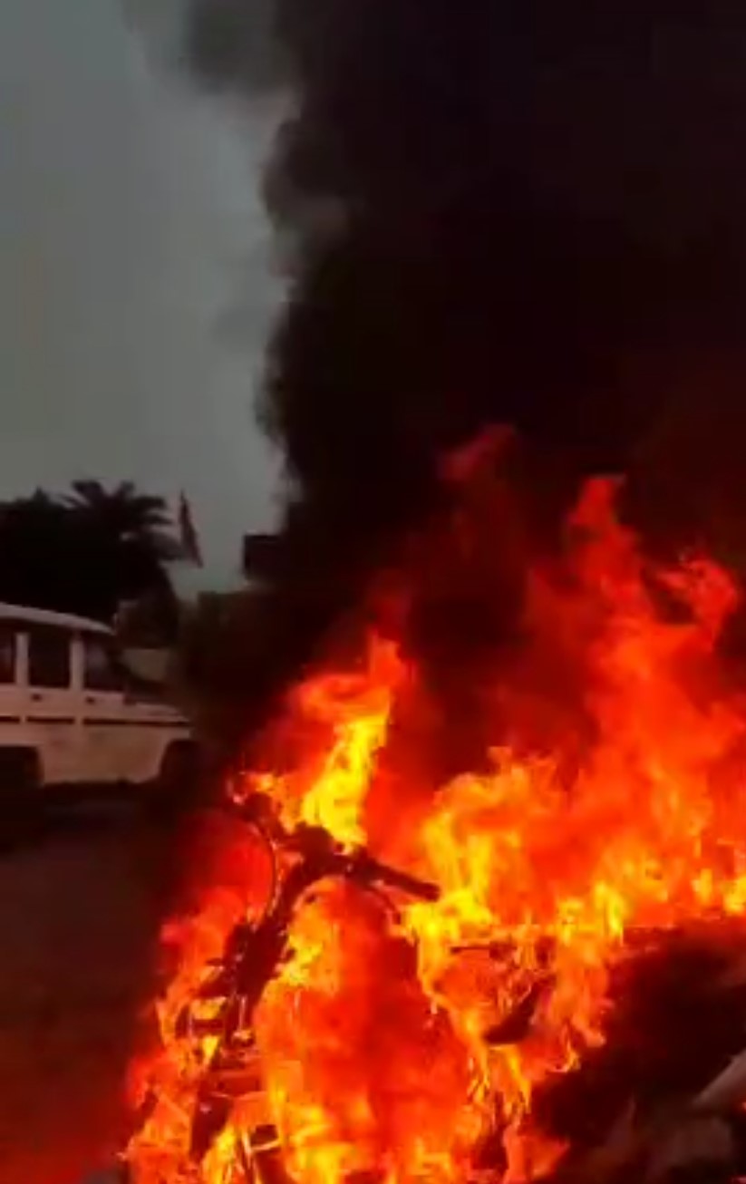 सड़क न बनने से नाराज लोगों ने स्कूटी में लगाई आग