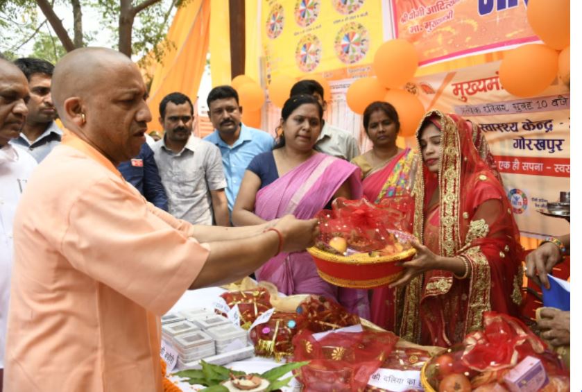 मुख्यमंत्री योगी आदित्यनाथ ने जंगल कौड़िया पीएचसी से जन आरोग्य मेला का शुभारंभ किया.